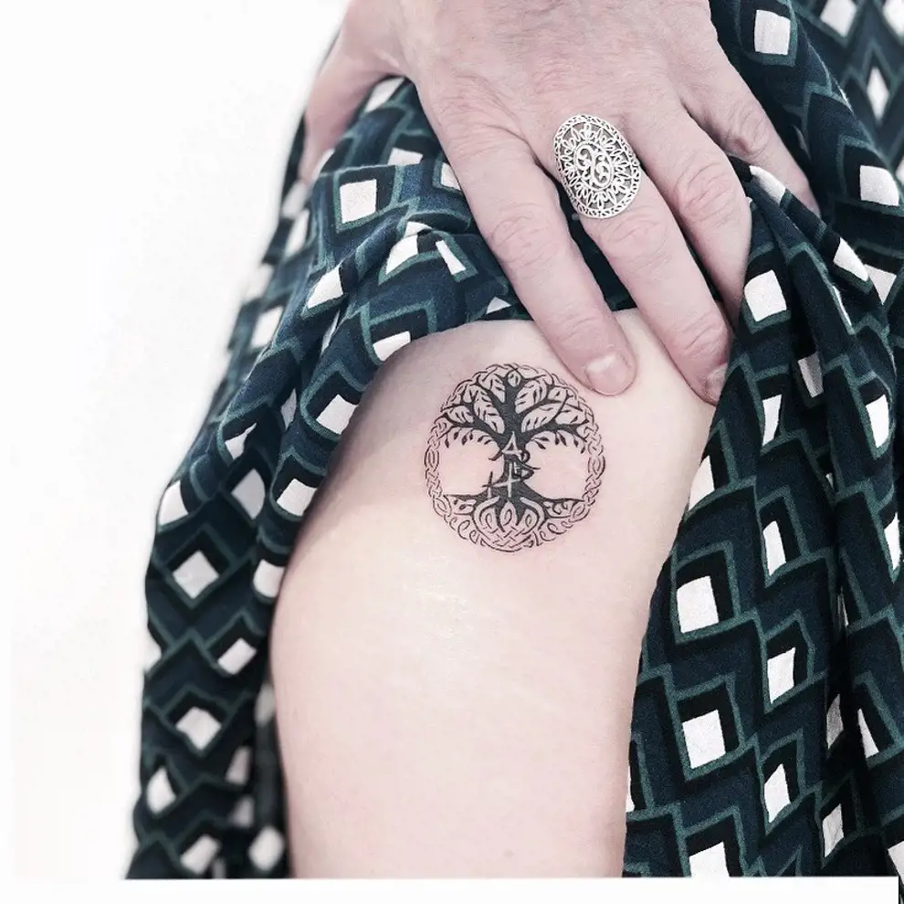 El simbolismo eterno: Tatuajes de árbol de la vida para mujeres
